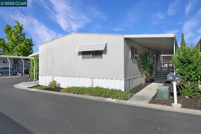 2161 Dalis Drive, Concord CA: https://media.crmls.org/mediaz/0ad72f4d-05d7-4e10-9d34-05cccce6252a.jpg