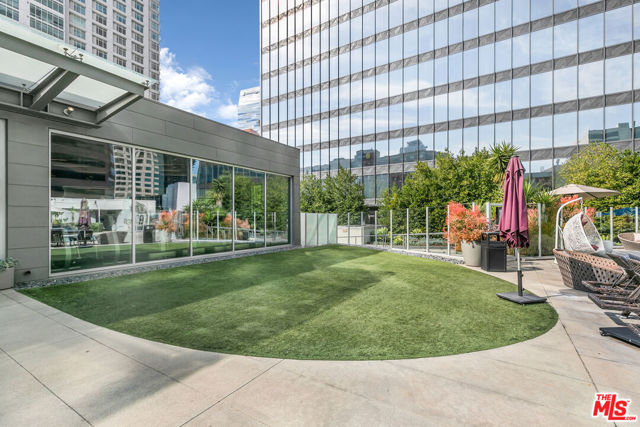 901 S Flower Street, Los Angeles CA: https://media.crmls.org/mediaz/0ad7772e-8df6-4a2f-95a6-ba5897f10d61.jpg