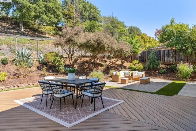 4110 Mystic View Ct, Hayward CA: https://media.crmls.org/mediaz/0ad796ac-7aac-429a-bfa0-ff4b026044bf.jpg