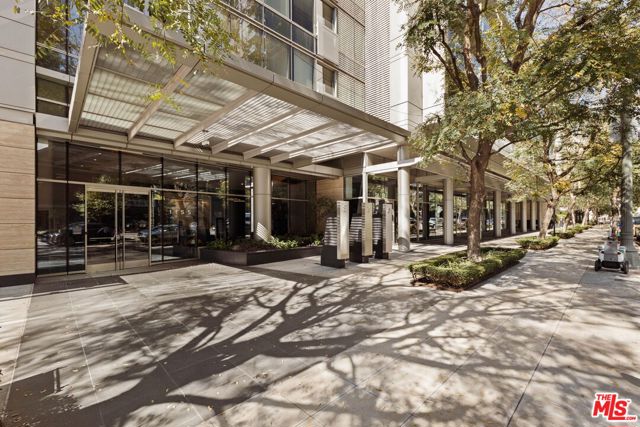 1155 S Grand Avenue, Los Angeles CA: https://media.crmls.org/mediaz/0ad7cb43-3b0c-4751-8516-236edab3c109.jpg