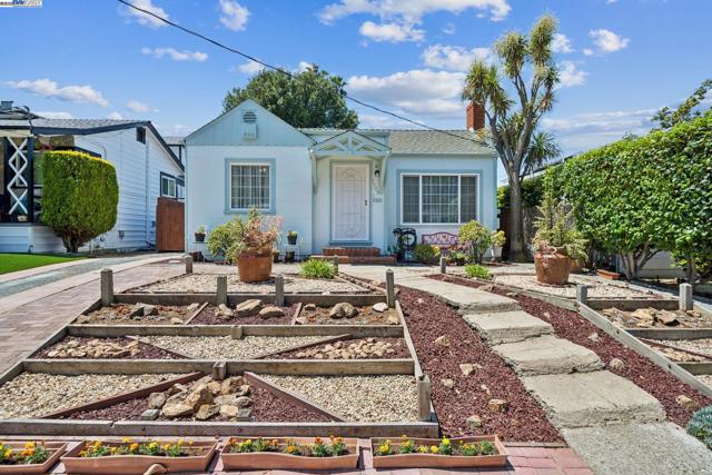 7525 Circle Hill Dr, Oakland CA: https://media.crmls.org/mediaz/0ad9404f-3266-455b-9559-b0948d422b3e.jpg