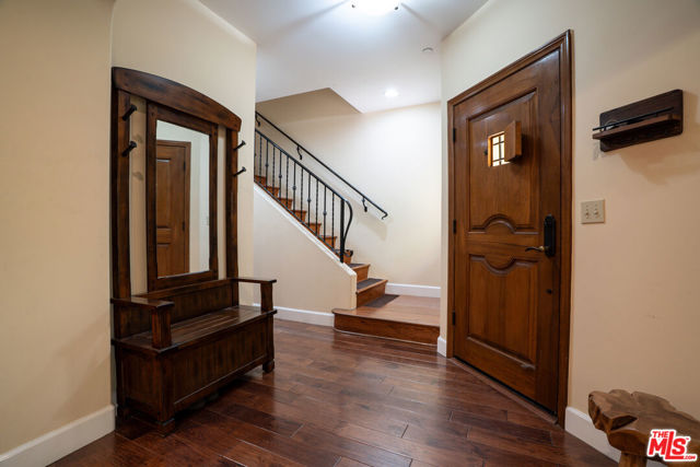 1331 N Sycamore Avenue, Los Angeles CA: https://media.crmls.org/mediaz/0ad961be-fafe-4803-be5f-1df90a912cb7.jpg