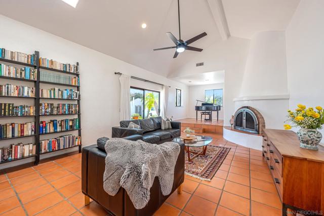 1761 Winterwarm Dr, Fallbrook CA: https://media.crmls.org/mediaz/0ad9e2f3-20cc-4213-a36b-0be3619b5373.jpg