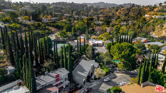 3585 Alana Drive, Sherman Oaks CA: https://media.crmls.org/mediaz/0ada0823-fc84-4cc0-90f5-0c32a4243446.jpg