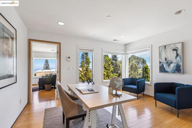 2912 Hillside DR, Burlingame CA: https://media.crmls.org/mediaz/0ada910c-f543-458c-b160-1aa22d227e37.jpg
