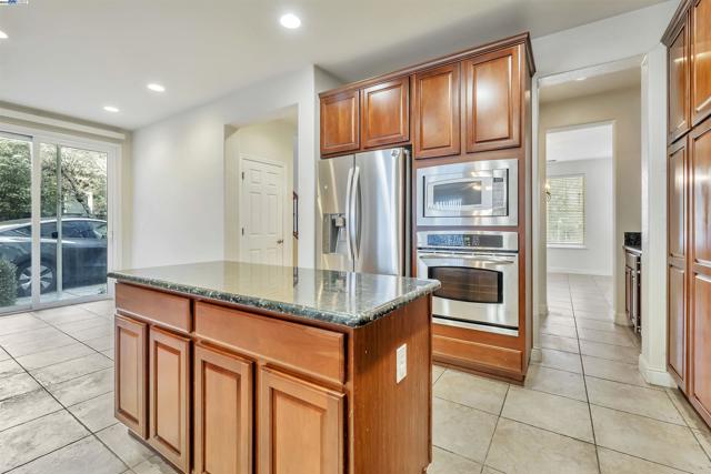 501 Carnaby Rd, Lathrop CA: https://media.crmls.org/mediaz/0adae4a2-a152-4d25-96a0-e4294fedb7a9.jpg