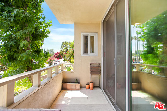 5215 Balboa Boulevard, Encino CA: https://media.crmls.org/mediaz/0adb90c2-f165-4178-b01b-a4993c153475.jpg