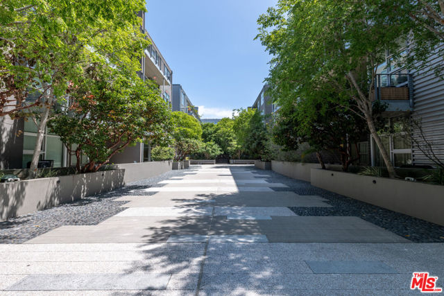 4080 Glencoe Avenue, Marina del Rey CA: https://media.crmls.org/mediaz/0adbae7d-c995-43d6-a70c-f811213a5299.jpg