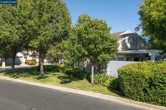 95 Goldspur Way, Brentwood CA: https://media.crmls.org/mediaz/0adbfb98-fb2f-4062-af3a-a27f3167689a.jpg