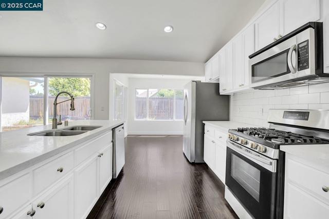 4780 Burgundy Dr, Oakley CA: https://media.crmls.org/mediaz/0adf200e-d6f8-4c67-bd08-12dac893c82a.jpg