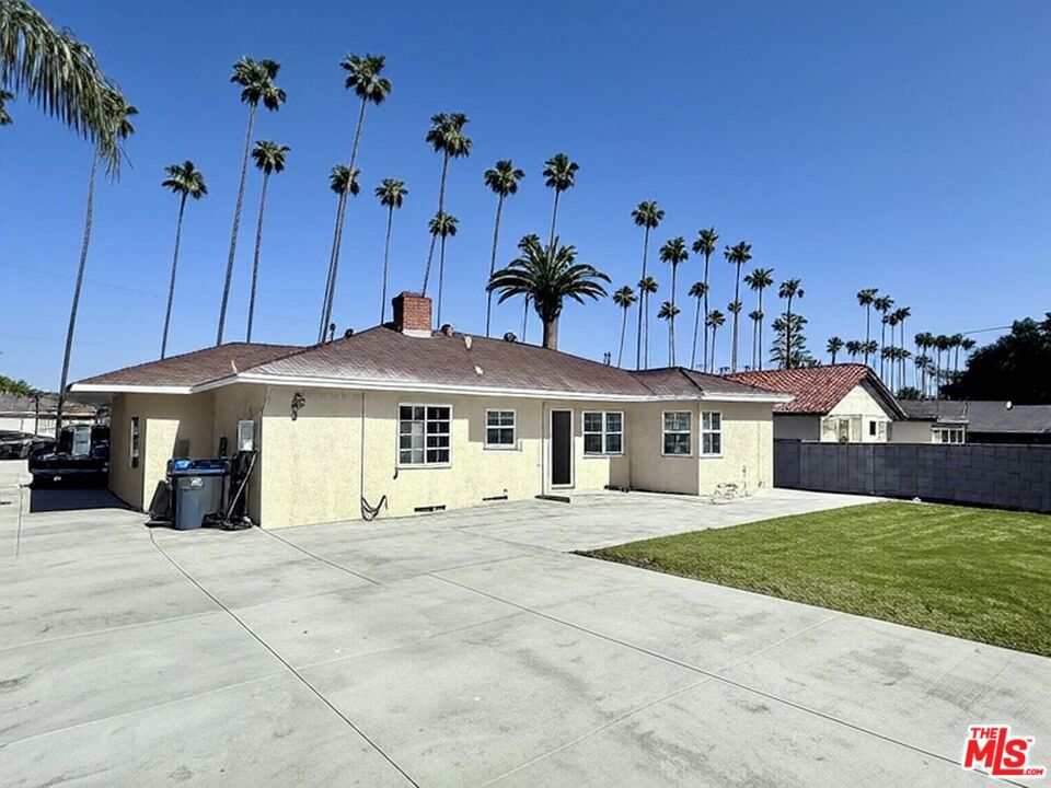 https://media.crmls.org/mediaz/0ae051ab-b617-46a6-bc1a-9801b587482e.jpg?preset=X-Large