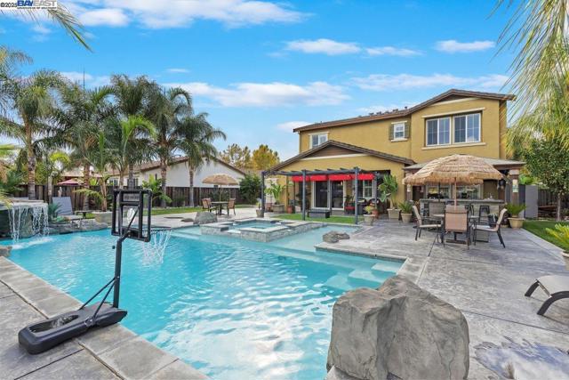 1050 Clear Lake Dr, Oakley CA: https://media.crmls.org/mediaz/0ae1eb4f-2355-4944-9f8f-dfee711258bc.jpg