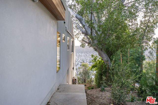 812 W Avenue 37, Los Angeles CA: https://media.crmls.org/mediaz/0ae2f2f5-b0f2-466c-a600-1ffd35fa6eef.jpg