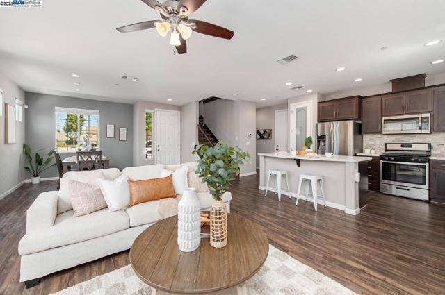 397 Baja Ct, Brentwood CA: https://media.crmls.org/mediaz/0ae3357d-8a29-47f8-81b8-f5b97e6d0934.jpg