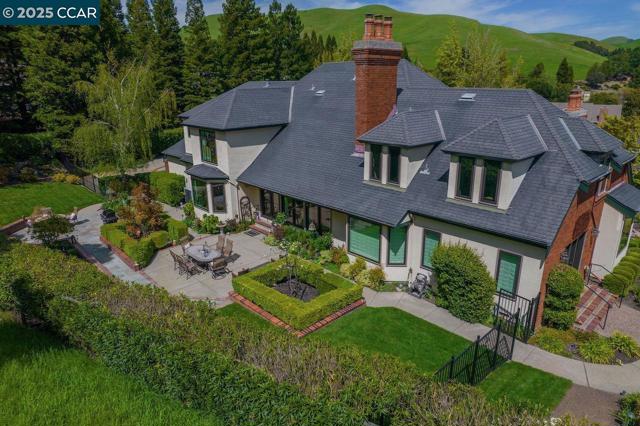 29 Brandt Dr, Moraga CA: https://media.crmls.org/mediaz/0ae3da68-4576-4bad-98b3-61548e5e3676.jpg