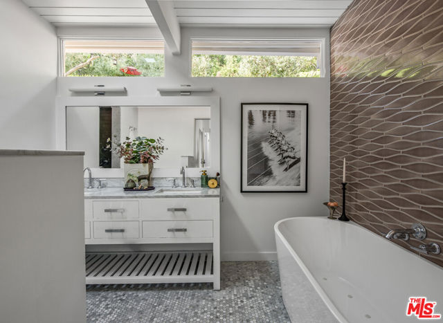 2544 Greenvalley Road, Los Angeles CA: https://media.crmls.org/mediaz/0ae3e66d-a46a-4503-95a4-a7bc68b5b66c.jpg