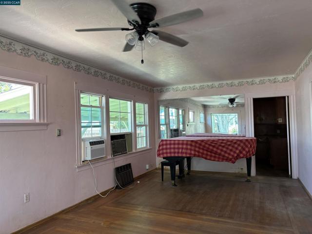 415 W 9Th St, Antioch CA: https://media.crmls.org/mediaz/0ae3eed9-0f6b-428c-98ae-29ec7eebbf58.jpg