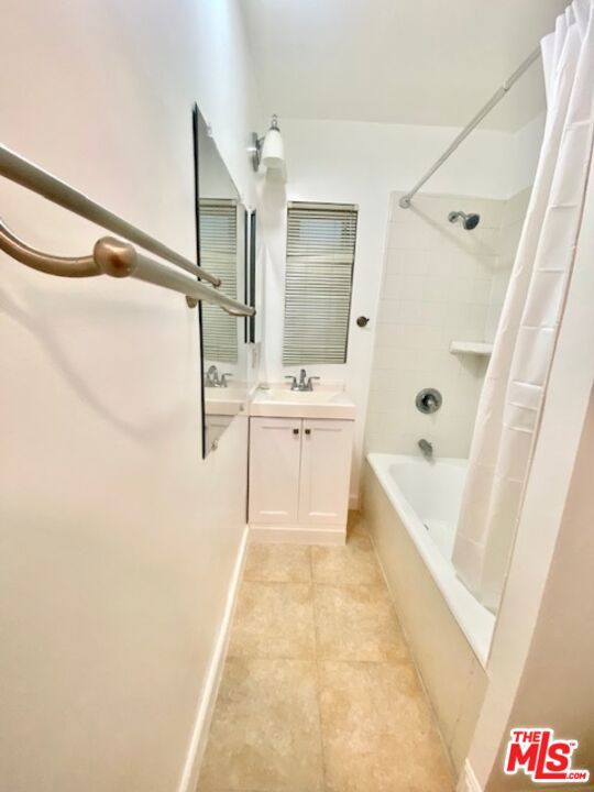 1040 N Sweetzer Avenue, West Hollywood CA: https://media.crmls.org/mediaz/0ae4d0f9-82fa-4f8b-ae1a-e89337202038.jpg