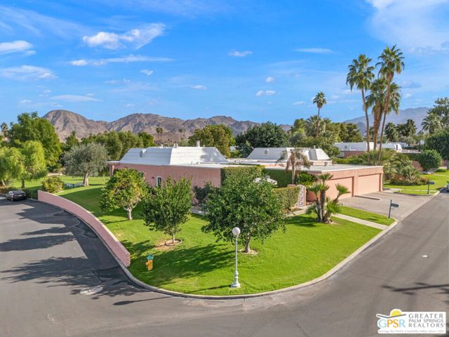 46920 Amir Drive, Palm Desert CA: https://media.crmls.org/mediaz/0ae6cec8-79df-4387-bb8b-5531aaea137b.jpg