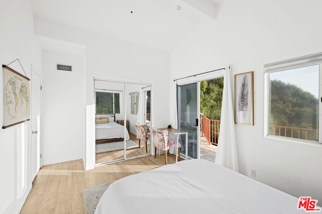 https://media.crmls.org/mediaz/0ae6f252-5494-40bf-ad27-24eb37977b7e.jpg?preset=X-Large