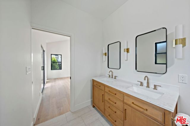 4718 Gaviota Avenue, Long Beach CA: https://media.crmls.org/mediaz/0ae76cc1-a24b-45bd-993f-835e5d99d48a.jpg