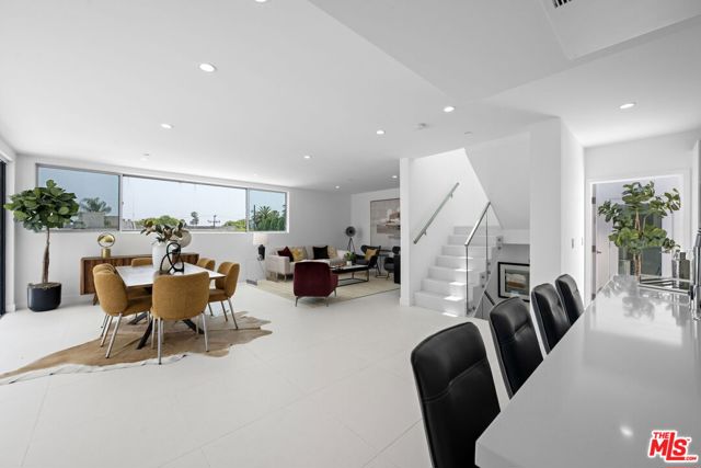 621 N Kings Road, West Hollywood CA: https://media.crmls.org/mediaz/0ae9bb25-255c-4976-89c7-23fafb287e4e.jpg