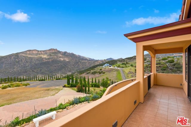 10825 Pacific View Drive, Malibu CA: https://media.crmls.org/mediaz/0ae9d559-ccaa-412e-93e0-d862b39f9cce.jpg