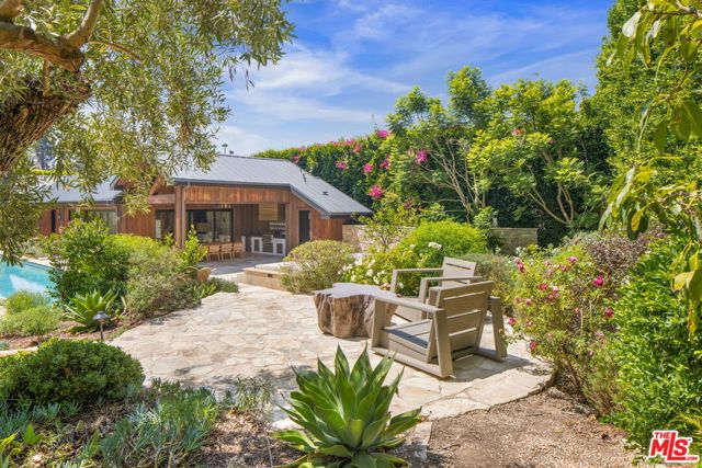 937 & 935 Las Lomas Avenue, Pacific Palisades CA: https://media.crmls.org/mediaz/0ae9e7a1-dc7a-4c0d-8441-706af0e0168e.jpg