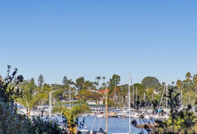 1820 Avenida Del Mundo, Coronado CA: https://media.crmls.org/mediaz/0aeacb92-3739-4c2d-9660-ad37261e8da9.jpg