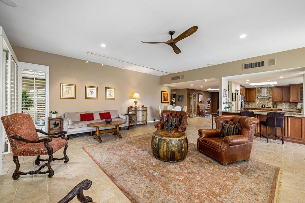 https://media.crmls.org/mediaz/0aebe532-0570-4ca0-987c-56911285036f.jpg?preset=X-Large