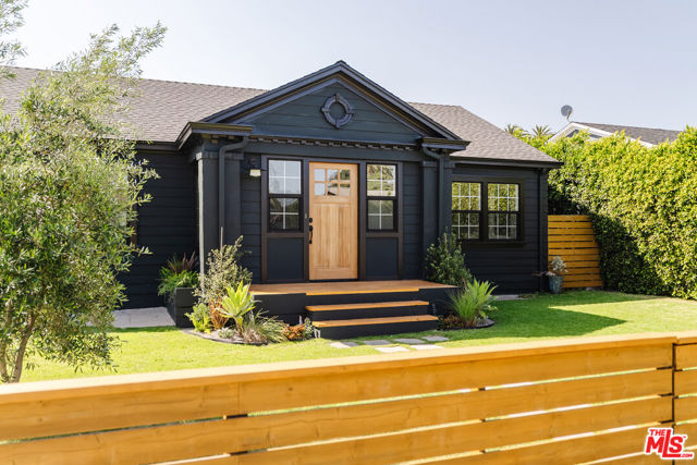 2709 S Harcourt Avenue, Los Angeles CA: https://media.crmls.org/mediaz/0aec65be-6522-42f0-b051-62a8d328ac7c.jpg
