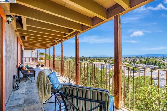 31865 Chicoine Ave, Hayward CA: https://media.crmls.org/mediaz/0aec8883-a756-4287-aef2-b4ffcfe8882d.jpg