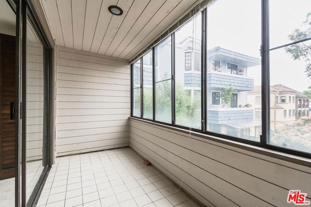 311 Bora Bora Way, Marina del Rey CA: https://media.crmls.org/mediaz/0aece6af-070d-4f78-940e-0873aac21af9.jpg