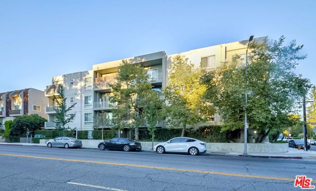 4644 Coldwater Canyon Avenue, Studio City CA: https://media.crmls.org/mediaz/0aedb662-7653-401b-8099-9a7e8d8cc000.jpg