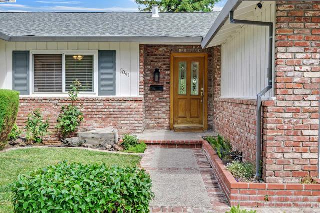 5041 Golden Rd, Pleasanton CA: https://media.crmls.org/mediaz/0aedec5a-7855-4406-9b83-4d3e3f298ec7.jpg