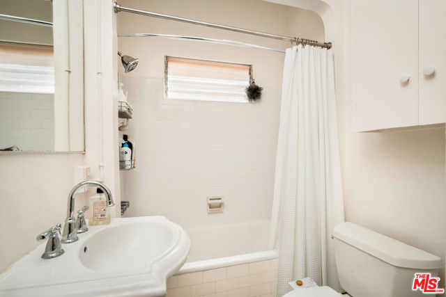 4426 Price Street, Los Angeles CA: https://media.crmls.org/mediaz/0aeebb13-7894-4757-be1b-d425efbd5df2.jpg