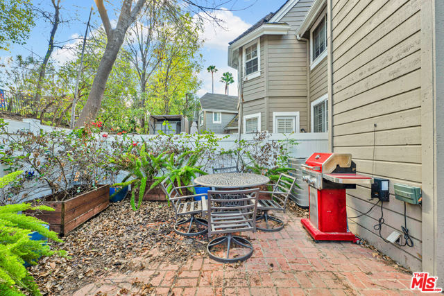 20950 Oxnard Street, Woodland Hills CA: https://media.crmls.org/mediaz/0aef3d78-b683-44a3-a519-2a501a811ebb.jpg