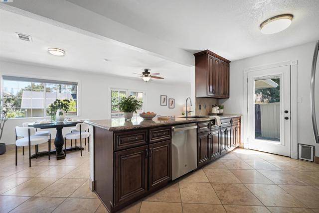 17526 Parker Rd, Castro Valley CA: https://media.crmls.org/mediaz/0af00e68-1d14-4e21-b664-9345e140fed6.jpg