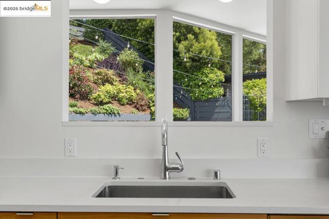 8715 Don Carol Drive, El Cerrito CA: https://media.crmls.org/mediaz/0af0a756-fb10-4720-a9f3-8656e7c190cd.jpg