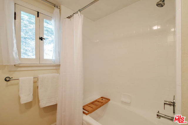 21316 Encina Road, Topanga CA: https://media.crmls.org/mediaz/0af0f682-2f37-4ab4-96b8-cf177cedee4c.jpg