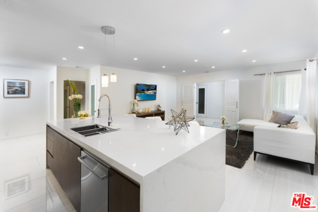 774 N KENTER Avenue, Los Angeles CA: https://media.crmls.org/mediaz/0af19b56-66a9-45ad-89a5-95faedb8a1b3.jpg
