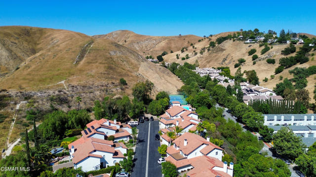 5964 Ruthwood Drive, Calabasas CA: https://media.crmls.org/mediaz/0af339dc-16b3-4b30-ab03-f336464d2df6.jpg