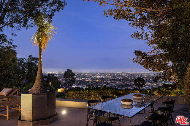8540 Hedges Way, Los Angeles CA: https://media.crmls.org/mediaz/0af43efd-43af-422d-9f28-1b5428dcf052.jpg