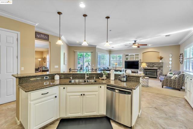 1117 Teal Ct, Brentwood CA: https://media.crmls.org/mediaz/0af47153-4fcd-4513-9f1f-a4fe55bce55e.jpg