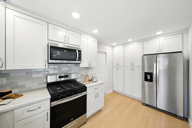 5525 Roosevelt Pl, Fremont CA: https://media.crmls.org/mediaz/0af524b3-9595-4e51-9405-a56a17e97d5c.jpg