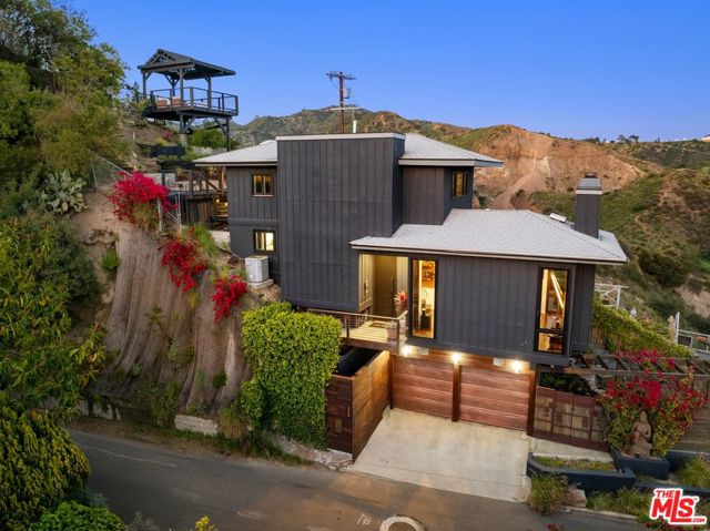 2860 Hollyridge Drive, Los Angeles CA: https://media.crmls.org/mediaz/0af64ce6-e1c5-4b24-9df1-869d6729f909.jpg