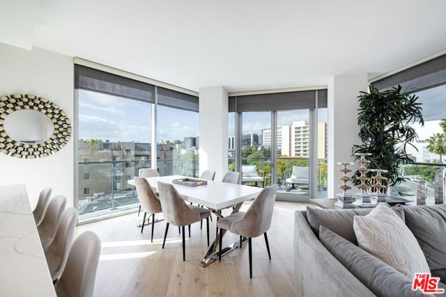 8500 Burton Way, Los Angeles CA: https://media.crmls.org/mediaz/0af742cc-0066-4d65-890e-d0284581606d.jpg