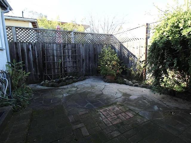 1813 Lincoln Avenue, Alameda CA: https://media.crmls.org/mediaz/0af7712a-7042-42f6-aef1-0f8970f8e567.jpg