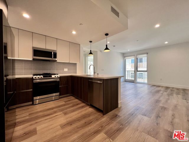 5801 Camerford Avenue, Los Angeles CA: https://media.crmls.org/mediaz/0afa32af-99d4-4b52-a189-fd30435106b6.jpg