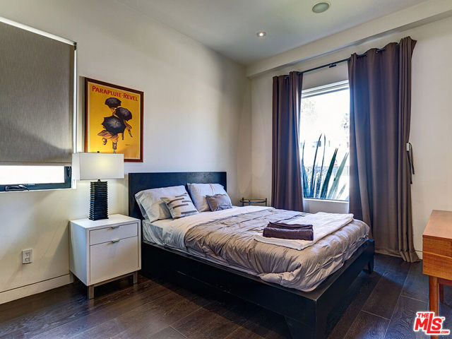 6360 Maryland Drive, Los Angeles CA: https://media.crmls.org/mediaz/0afa9dda-663a-4dad-9440-50fa749409d0.jpg